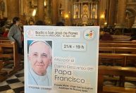 Argentinos vão à igreja onde papa Francisco trabalhou para homenagens