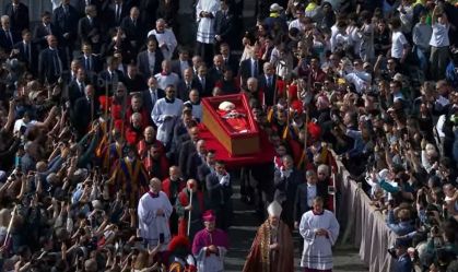 Começa procissão do papa Francisco até Basílica de São Pedro
