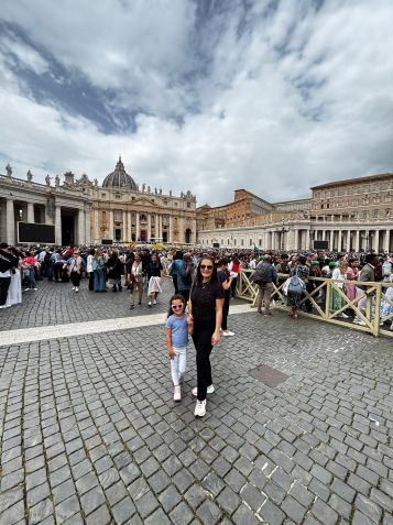 Karine Sanna e sua filha na Praça São Pedro. • Arquivo Pessoal