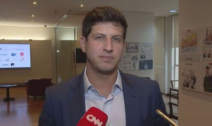 Prefeito de Recife, João Campos (PSB), na saída de evento da Fundação FHC, em São Paulo, 24 de abril de 2025