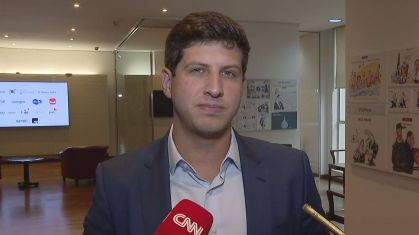 Prefeito de Recife, João Campos (PSB), na saída de evento da Fundação FHC, em São Paulo, 24 de abril de 2025