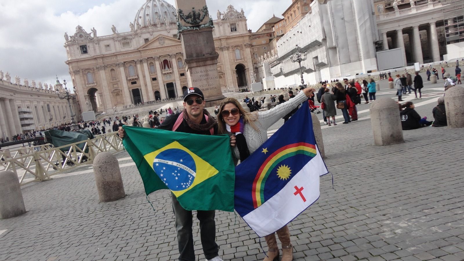 Kleber e Patrícia no Vaticano. • Arquivo Pessoal