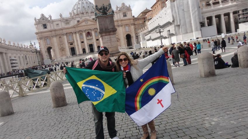 Kleber e Patrícia no Vaticano. • Arquivo Pessoal