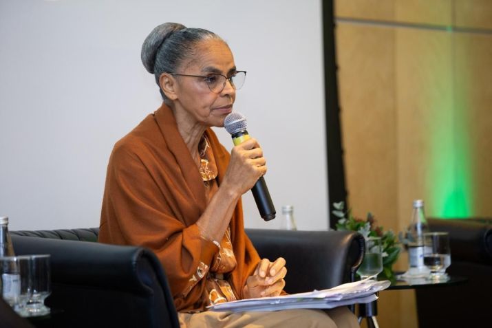 Ministra do Meio Ambiente, Marina Silva, critica o gasto de recursos com conflitos mundiais durante palestra em São Paulo • FIA Business School