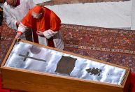 Papa Francisco: Vaticano divulga fotos do fechamento do caixão do pontífice