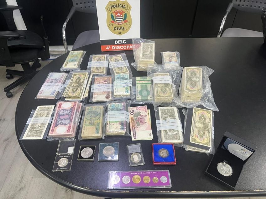 Foram encontradas cédulas antigas e moedas de colecionadores, em Campinas • Divulgação/Polícia Civil