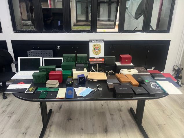 Foram apreendidos 53 relógios de pulso e 116 de bolso, em Jundiaí • Divulgação/Polícia Civil