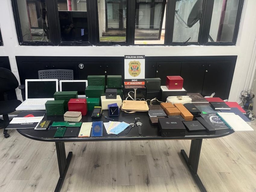 Foram apreendidos 53 relógios de pulso e 116 de bolso, em Jundiaí • Divulgação/Polícia Civil