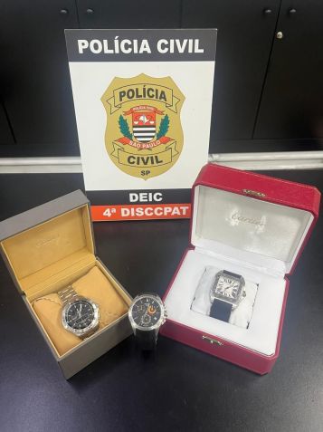Suspeito teria adquirido três relógios de outro receptador. • Divulgação/Polícia Civil