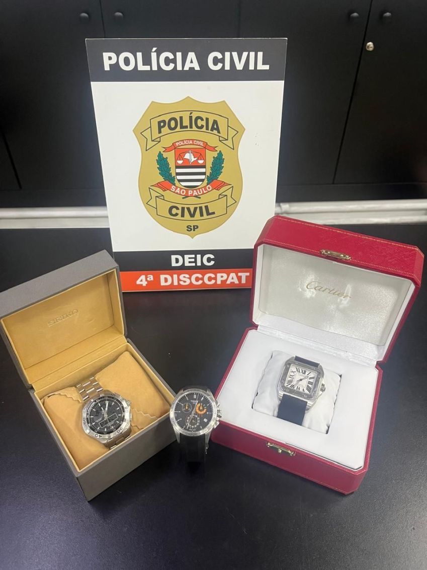 Suspeito teria adquirido três relógios de outro receptador. • Divulgação/Polícia Civil