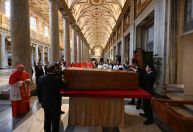 Cardeais visitam túmulo de Francisco após missa tradicional no Vaticano