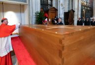 Vaticano divulga fotos da cerimônia de sepultamento do papa Francisco; veja