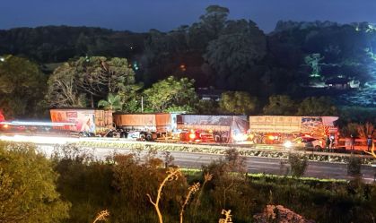 Engavetamento entre cinco carretas e um carro deixa uma pessoa morta no PR 
