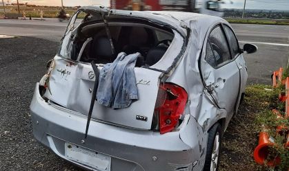 Motorista causa acidente e furta carro de homem que parou para ajudar em SP