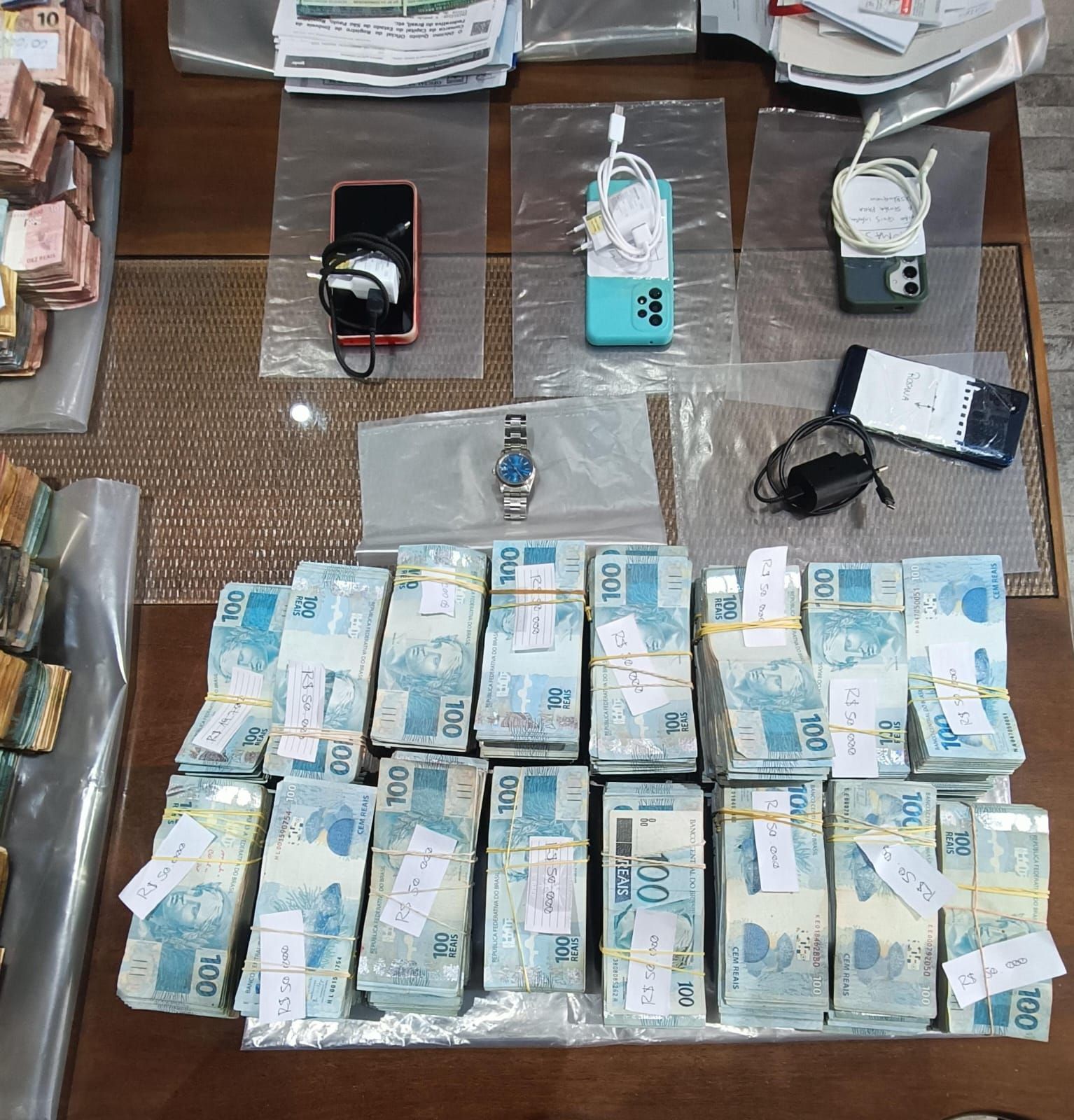 Polícia Militar apreendeu mais de R$ 950 reais em dinheiro