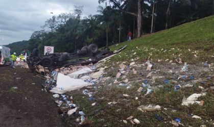Caminhão com whey capota e carga fica espalhada em rodovia no PR