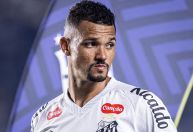 Emprestado pelo Cruzeiro marca contra Atlético-MG e imita galinha