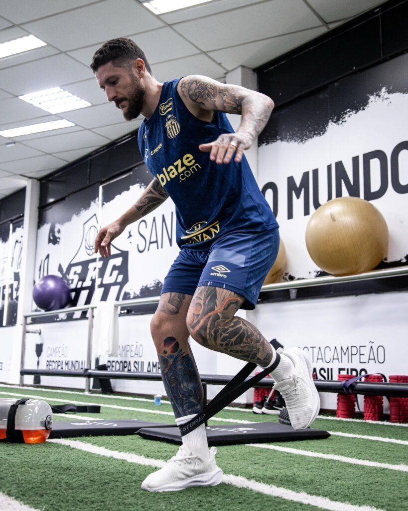 Zé Rafael durante treinamento intenso de fisioterapia no CT Rei Pelé • Foto: Raul Baretta/Santos FC