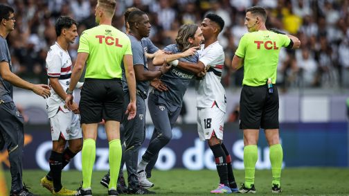 Zubeldía é expulso após invadir o campo para reclamar com a arbitragem