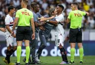 Expulso mais uma vez, Zubeldía invade campo em Atlético-MG x São Paulo