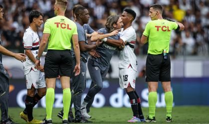 Expulso mais uma vez, Zubeldía invade campo em Atlético-MG x São Paulo