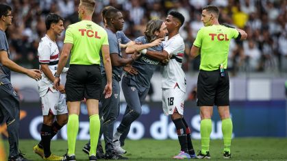 Zubeldía é expulso após invadir o campo para reclamar com a arbitragem