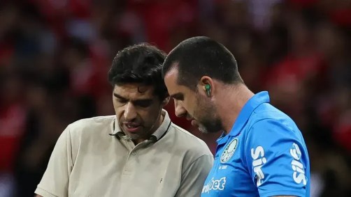 Abel e o auxiliar técnico João Martins, durante jogo entre Palmeiras e Internacional