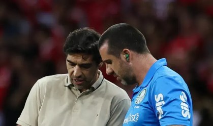 Abel e o auxiliar técnico João Martins, durante jogo entre Palmeiras e Internacional
