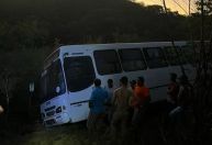 Ônibus que ia para igreja cai em ribanceira e deixa dois mortos em Sergipe