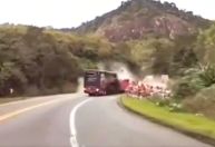 Vídeo: Batida entre carreta e ônibus deixa três pessoas mortas no ES