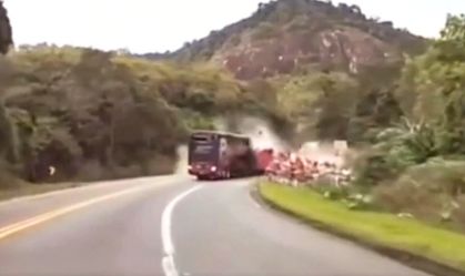 Vídeo: Batida entre carreta e ônibus deixa três pessoas mortas no ES