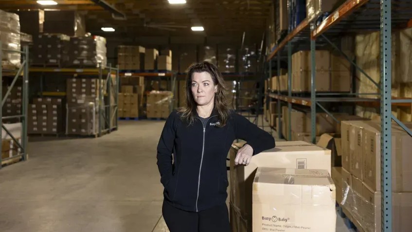 Beth Fynbo Benike, fundadora da Busy Baby, no armazém que abriga os produtos para bebês que ela vende, em Zumbrota, Minnesota, em abril • Jenn Ackerman