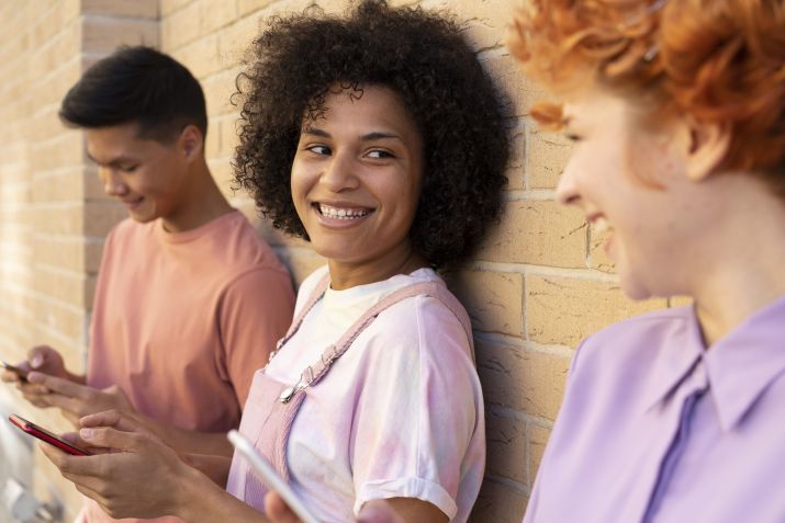 A relação diferente com a linguagem pode fazer com que o autista não entenda memes ou certas piadas • Freepik