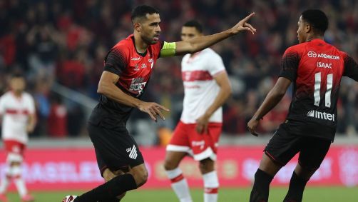 Alan Kardec comemora gol do Athletico-PR sobre o CRB