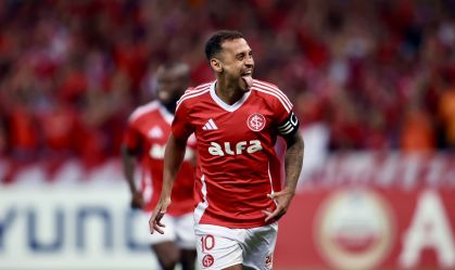 Alan Patrick comemora gol do Inter sobre o Atlético Nacional