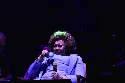 Alcione durante show em Recife