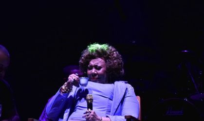 Alcione interrompe show em Recife para tomar cafezinho