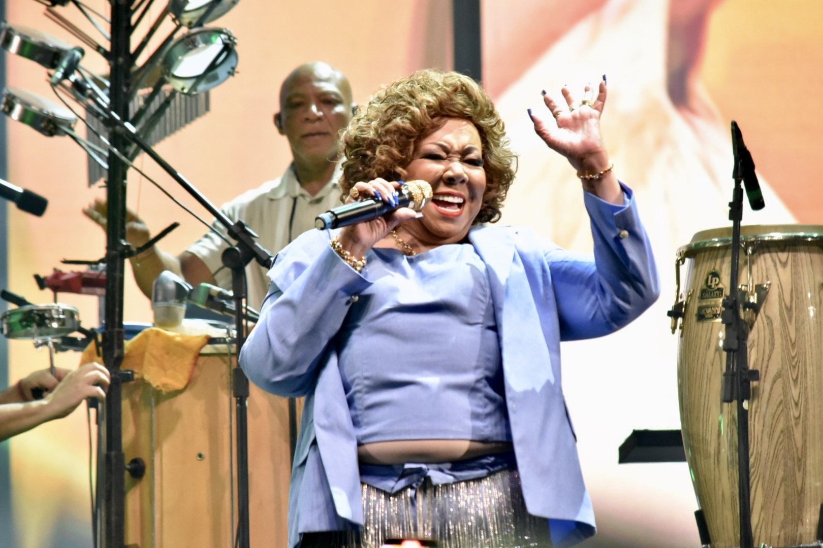 Alcione durante show em Recife • Felipe Souto Maior/AgNews