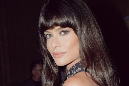 Alinne Moraes posta fotos de topless