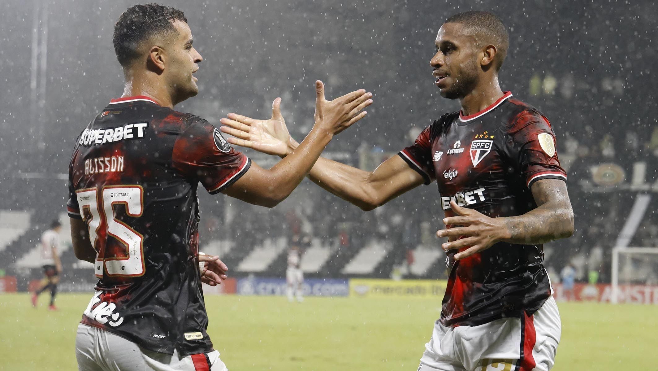Alisson e André Silva comemoram gol pelo São Paulo