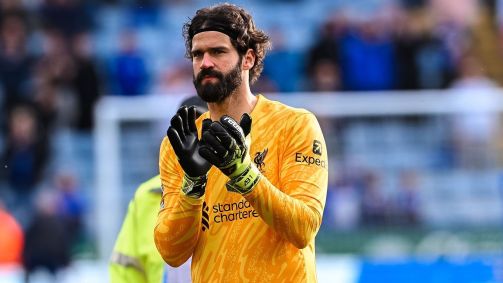 Goleiro Alisson comemora vitória do Liverpool