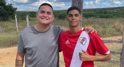 Luva de Pedreiro ao lado de Allan Jesus