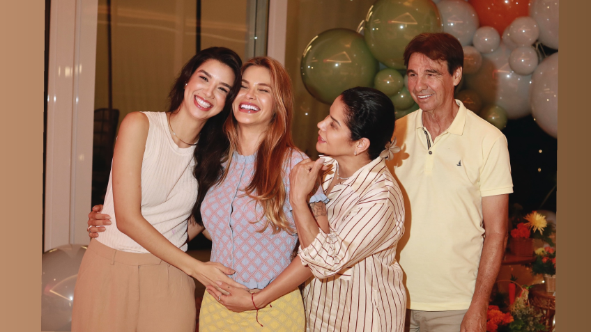 A empresária publicou uma foto em que seus pais e sua irmã aparecem com as mãos em sua barriga • Instagram/Andressa Suita