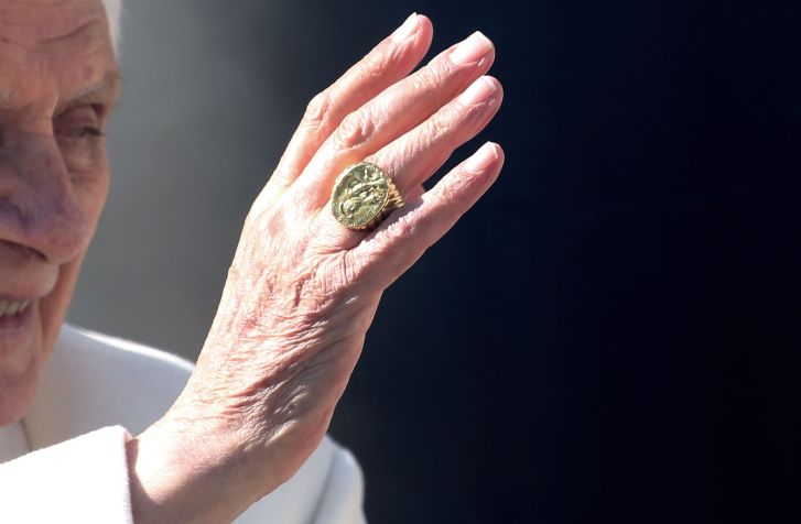 Anel do Pescador usado pelo papa Benedito XVI, durante audiência geral em 2013 • Franco Origlia/Getty Images