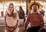 Angelina Jolie encontra cacique Raoni na região do Xingu; confira