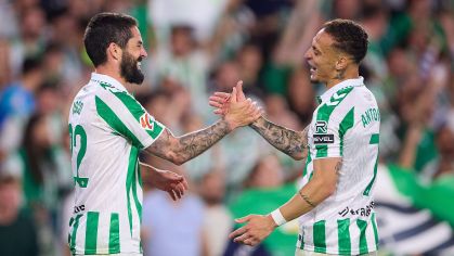 Isco e Antony comemoram gol do Betis sobre o Valladolid