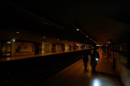 Estação de metrô em Lisboa durante apagão