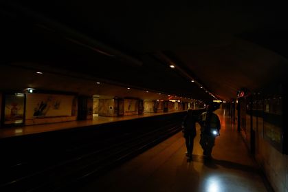 Estação de metrô em Lisboa durante apagão