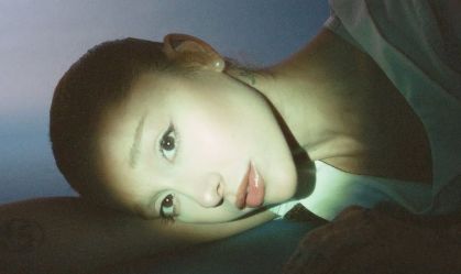 Ariana Grande volta ao topo da Billboard após lançar deluxe do último álbum