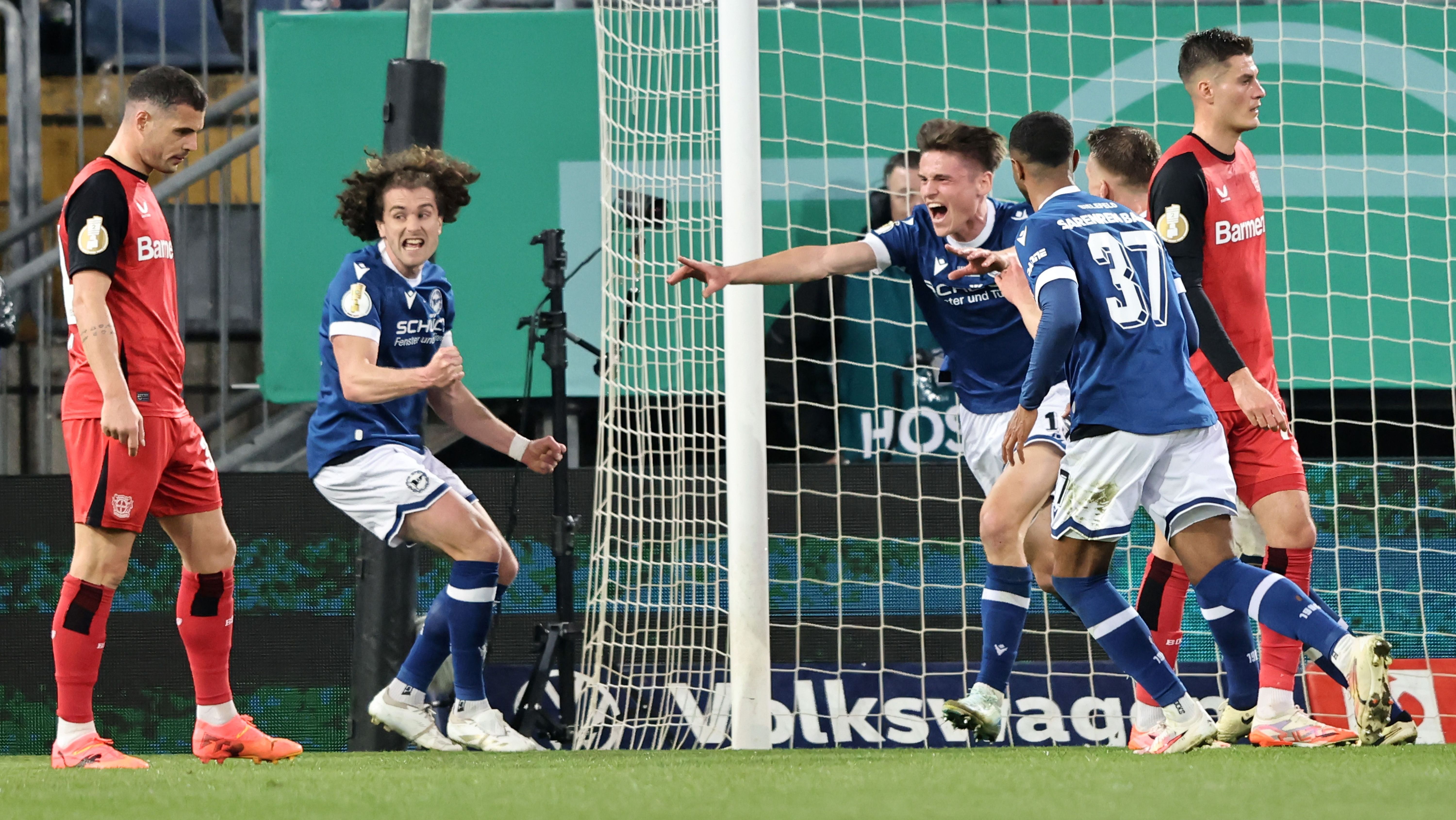 Jogadores do Arminia Bielefeld comemoram gol da vitória histórica sobre o Bayer Leverkusen